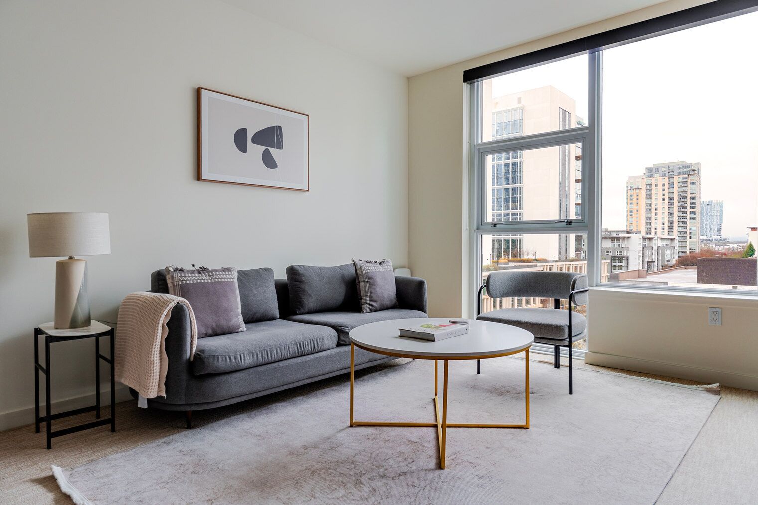 Een televisie en een stereo