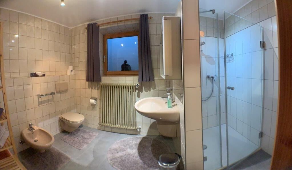 Bruser, hårtørrer, bidet, håndklæder