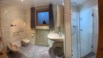 Bruser, hårtørrer, bidet, håndklæder
