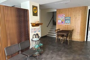 A reception area with a wooden partition, a reception desk, and a staircase leading to an upper floor. - Bantshiann Hualie Hotel (Hualien)