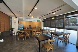 A modern interior with wooden furniture, large windows, and a bar area. - Bantshiann Hualie Hotel (Hualien)