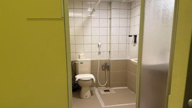 A small, enclosed bathroom with a toilet, a shower, and a bathtub. - Bantshiann Hualie Hotel (Hualien)