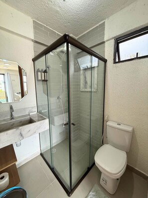 Studio | Badkamer | Gratis toiletartikelen, een haardroger, handdoeken, zeep