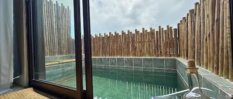 Studio | Pool