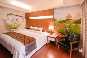 Una habitación de hotel con una cama grande, una mesita de noche, una silla y un mural en la pared.