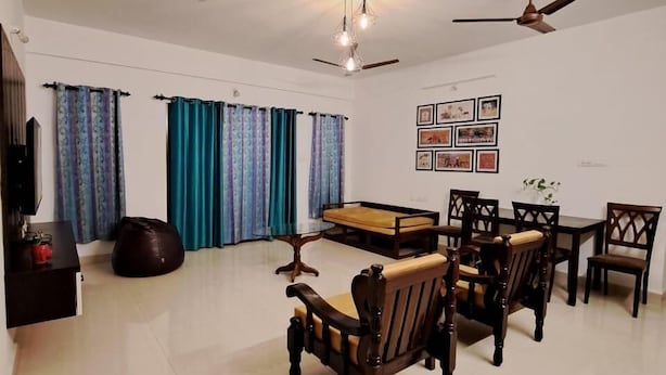 A spacious living room with a pool table, wooden chairs, a bean bag, and a ceiling fan. - Casa Nadella (Alto de Porvorim)