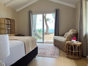 Tabla de planchar con plancha, wifi y ropa de cama