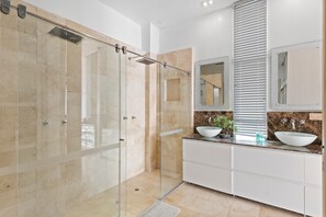 Shower, hair dryer, towels, soap - Amaré House - 4BR Luxury Stay (Cartagena de Indias)