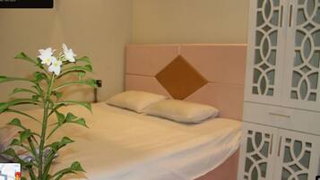 Deluxe dubbelrum - utsikt mot staden | Badrum | Badkar, gratis toalettartiklar, handdukar och tvål