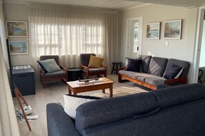 Living area - 10 guests4 bedrooms8 beds2 baths (Taupō)