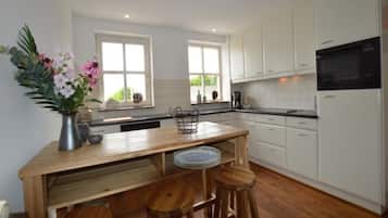 Een koelkast, een magnetron, een kookplaat, een vaatwasser