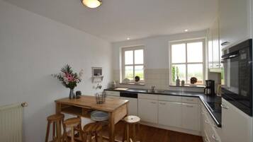 Een koelkast, een magnetron, een kookplaat, een vaatwasser