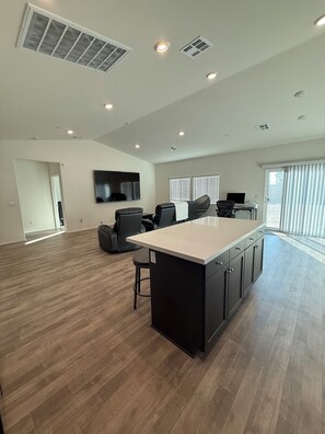 Interior - 5-bedroom House in Marvelous Winchester with AC/Heater (Winchester)