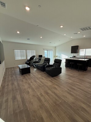 Living area - 5-bedroom House in Marvelous Winchester with AC/Heater (Winchester)