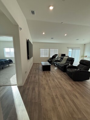 Interior - 5-bedroom House in Marvelous Winchester with AC/Heater (Winchester)