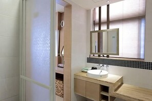 A bathroom with a sink, mirror, and window with blinds. - TanHui Modern Hotel (Nantou)