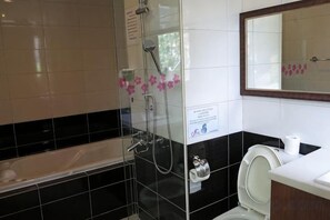Un bagno con doccia vetrata, un water e un lavandino.