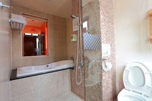 A bathroom with a bathtub, toilet, and shower. - TanHui Modern Hotel (Nantou)