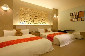 A hotel room with two beds, a decorative wall panel, bedside lamps, and a small table. - TanHuiHotel (Nantou)