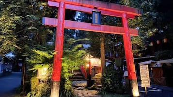 Un torii japonés tradicional con un sendero de piedra que conduce a un edificio.