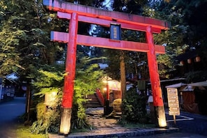 Un torii japonés tradicional con un sendero de piedra que conduce a un edificio.