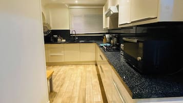 House, 5 Bedrooms, Accessible, Smoking | Interior