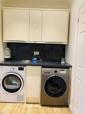 House, 5 Bedrooms, Accessible, Smoking | Interior