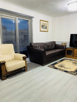 House, 5 Bedrooms, Accessible, Smoking | Living area