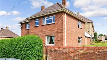 House, 5 Bedrooms, Accessible, Smoking | Front of property