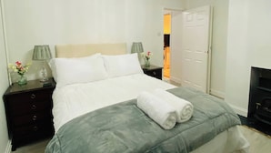 Room - Relax in This Charming East Cowes House With Garden and BBQ (East Cowes)