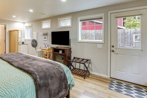 5 Schlafzimmer, Schreibtisch, Bügeleisen/Bügelbrett, Reisekinderbett