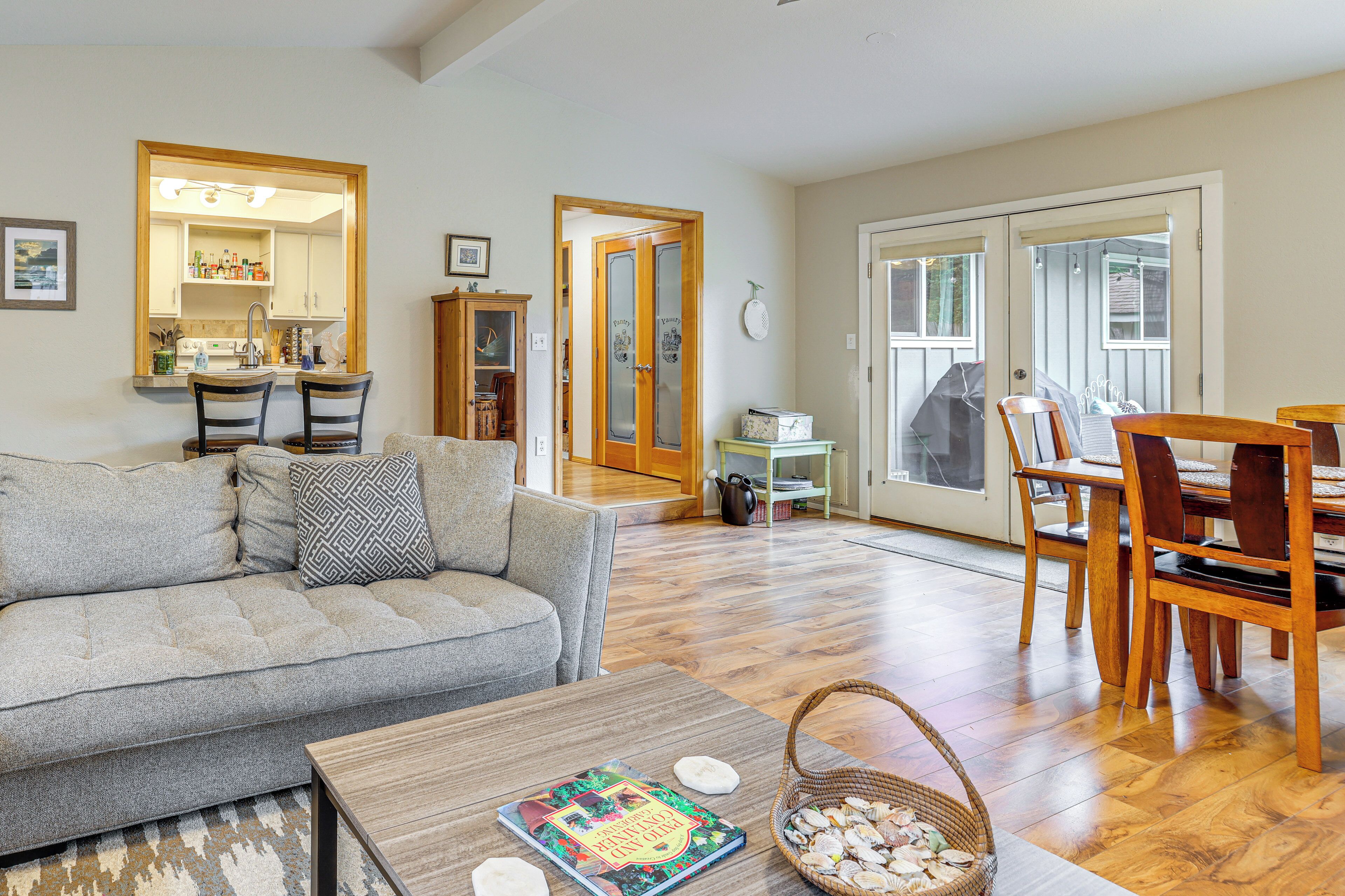 Télévision, cheminée, livres