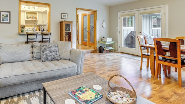 Un salon comprenant un canapé, une table basse et un coin repas avec des chaises et une table.