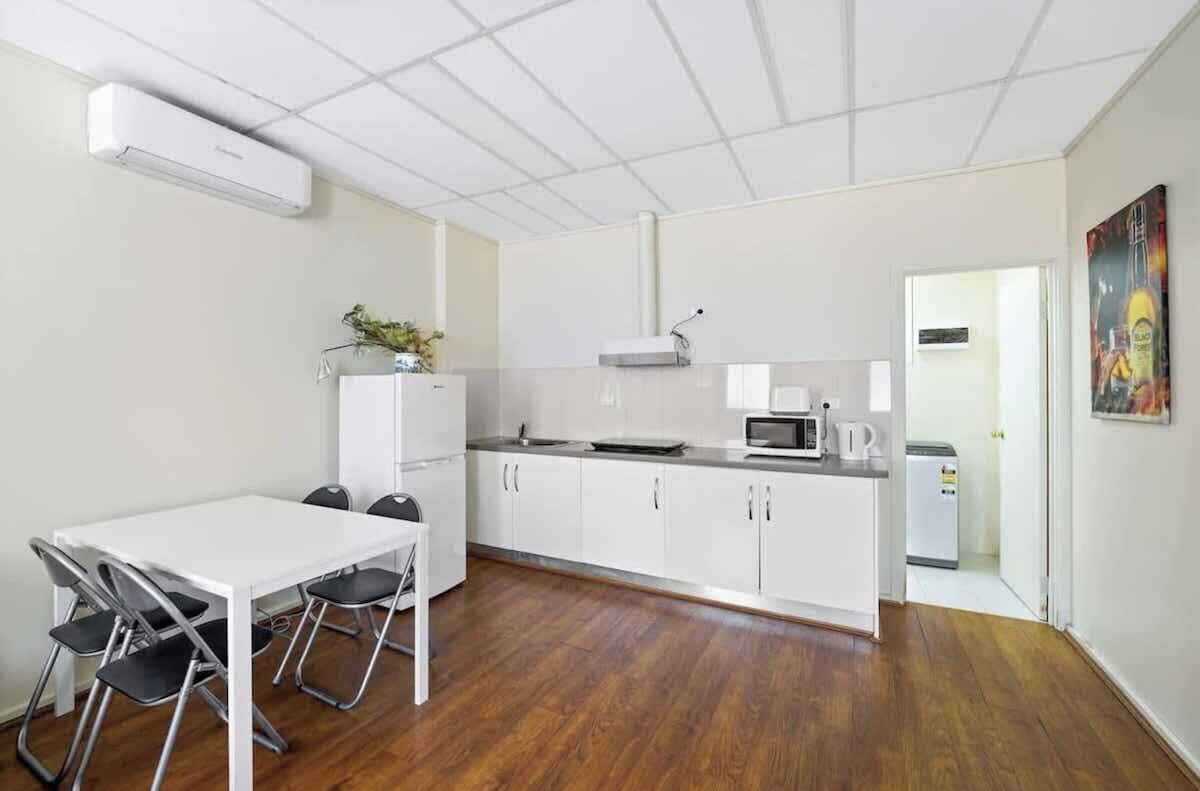 Køleskab, mikrobølgeovn, kogeplade, køkkentøj/tallerkener/redskaber