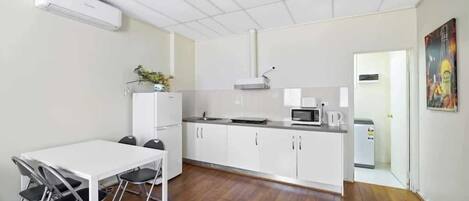 Een koelkast, een microgolfoven, een kookplaat