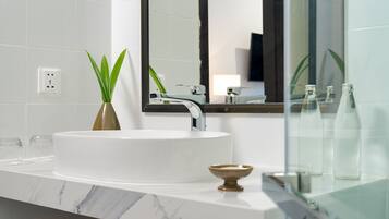 Ducha, secador de pelo, toallas y jabón