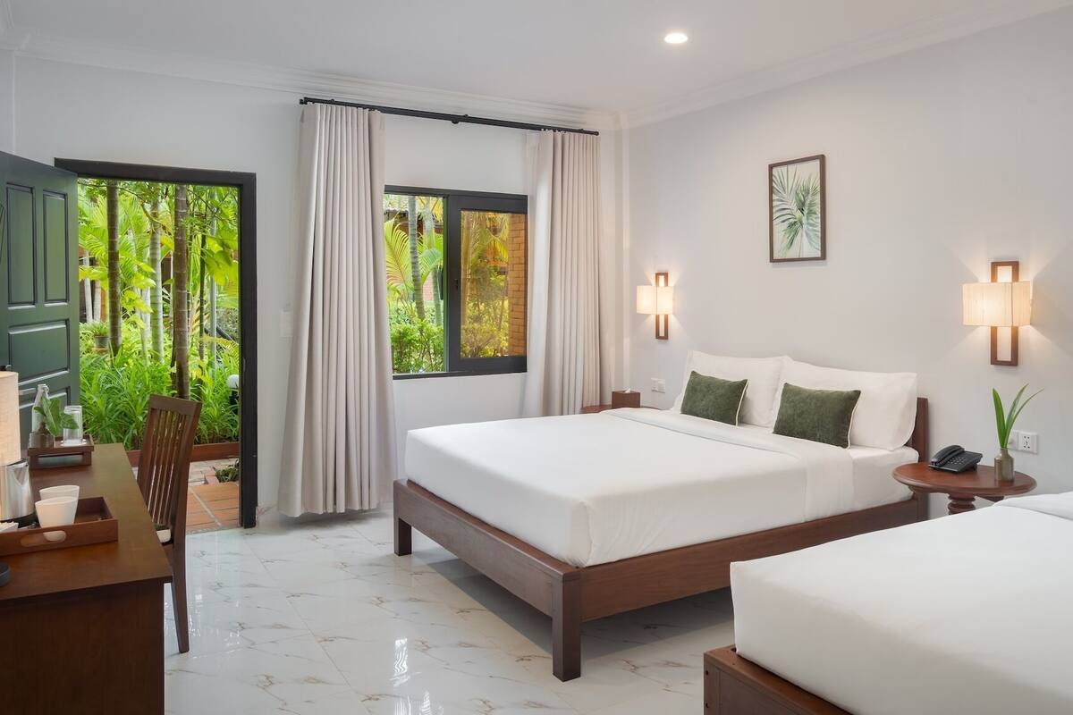 Habitación triple Deluxe, vista a la alberca | Escritorio, espacio para trabajar con laptop, cunas y wifi gratis