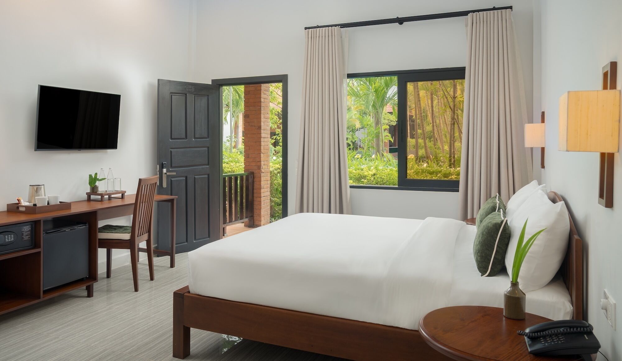 Desk, laptop workspace, cribs/infant beds, free WiFi