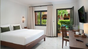 Escritorio, espacio para trabajar con laptop, cunas y wifi gratis 