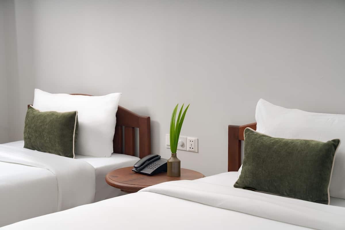 Escritorio, espacio para trabajar con laptop, cunas y wifi gratis