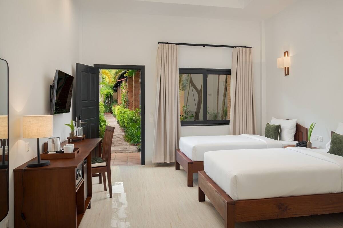 Habitación Deluxe con 2 camas individuales, vista a la alberca | Escritorio, espacio para trabajar con laptop, cunas y wifi gratis