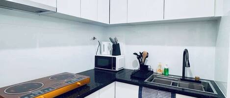 Kjøleskap, mikrobølgeovn, kokeplater og brødrister