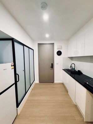 Refrigerador, microondas, parrilla de estufa y tostadora 