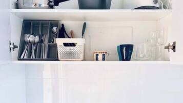 Geladeira, micro-ondas, cooktop, torradeira