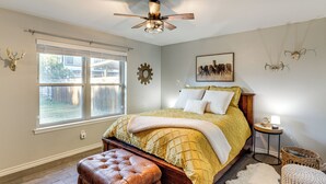 2 bedrooms, iron/ironing board, travel cot, Internet - Dog-Friendly Dallas Home w/ Fenced Yard! (Dallas)
