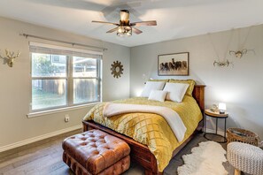 2 bedrooms, iron/ironing board, travel cot, Internet - Dog-Friendly Dallas Home w/ Fenced Yard! (Dallas)