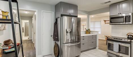 Fridge, microwave, stovetop, dishwasher