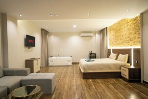 Artículos del minibar gratis y decoración personalizada 