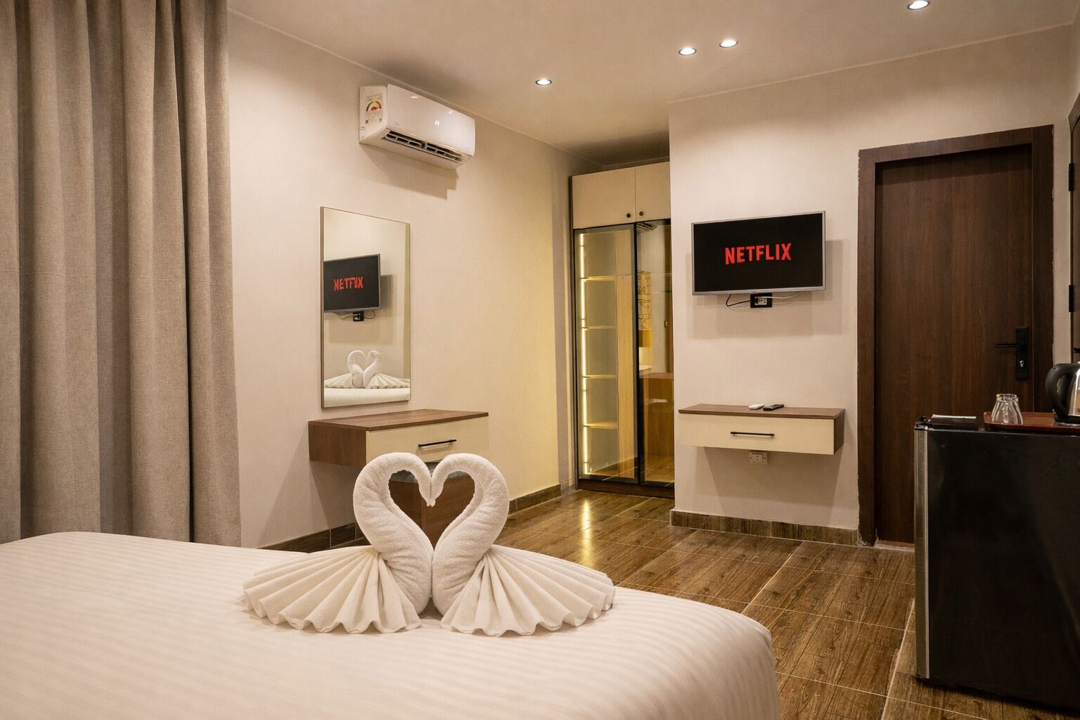 Free minibar items, individually decorated, individually furnished