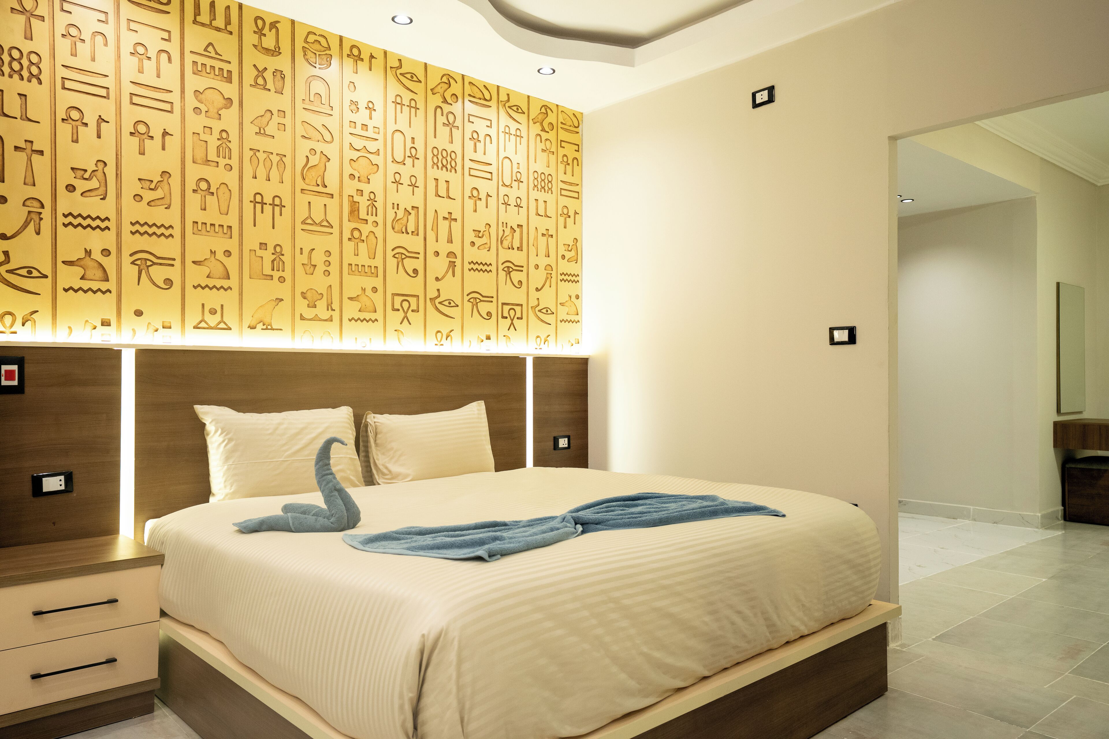 Deluxe-Vierbettzimmer, Bergblick | Minibar (mit einigen kostenlosen Artikeln), individuell dekoriert